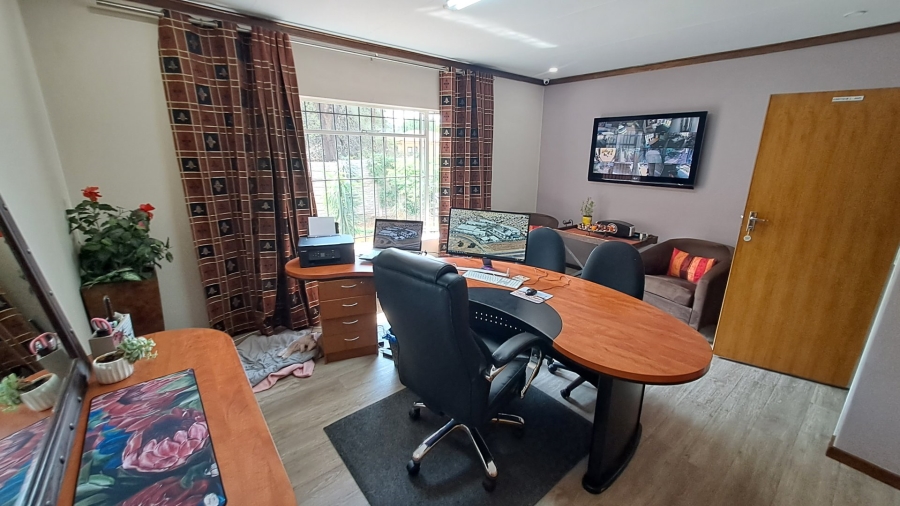 5 Bedroom Property for Sale in Langenhovenpark Free State